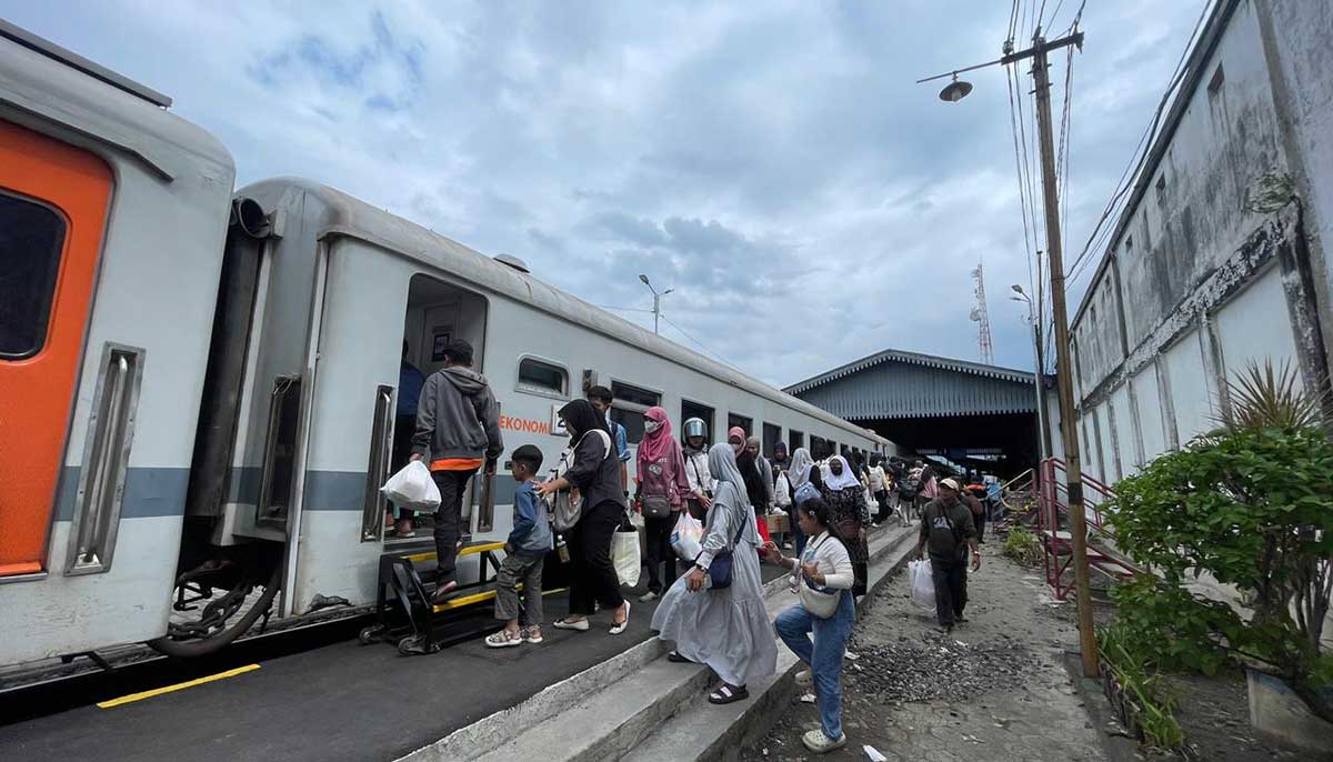 Penumpang saat antre sebelum masuk ke gerbong kereta api. Foto: Ist