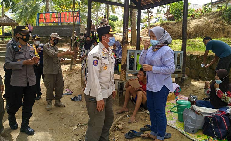 Kasatpol PP Trenggalek, Triadi Atmono saat melakukan pantauan ke salah satu destinasi wisata Trenggalek. foto: HERMAN/ BANGSAONLINE