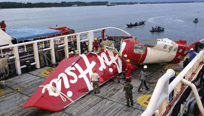 Penemuan ekor pesawat AirAsia yang berhasil diangkat ke permukaan beberapa hari lalu. foto: smeaker.com