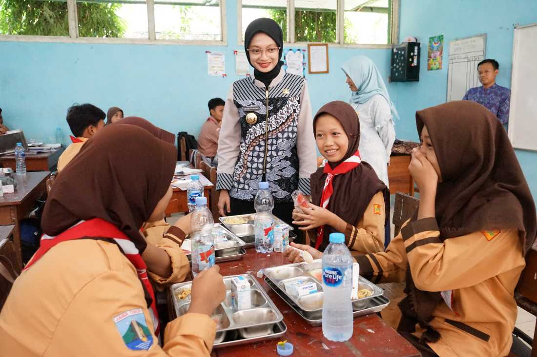 Wali Kota Kediri Vinanda Prameswati saat meninjau pelaksanaan program Makan Bergizi Gratis (MBG) di SMPN 8 Kota Kediri.