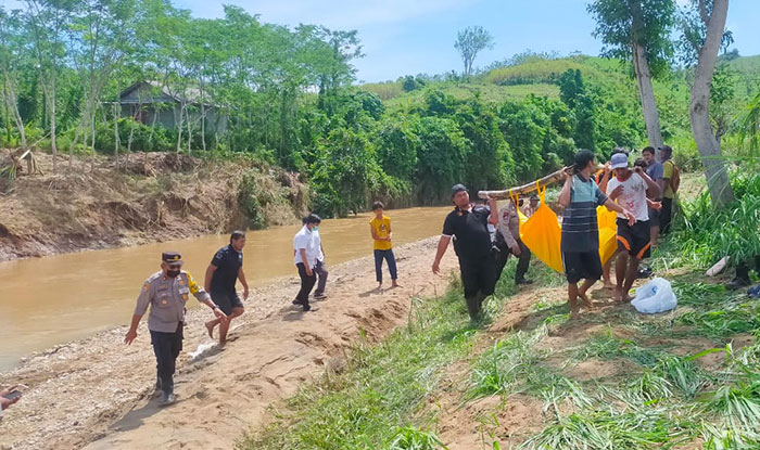 Petugas saat mengevakuasi jasad pria yang diduga menjadi korban banjir di Kecamatan Wonotirto, Kabupaten Blitar. Foto: Ist