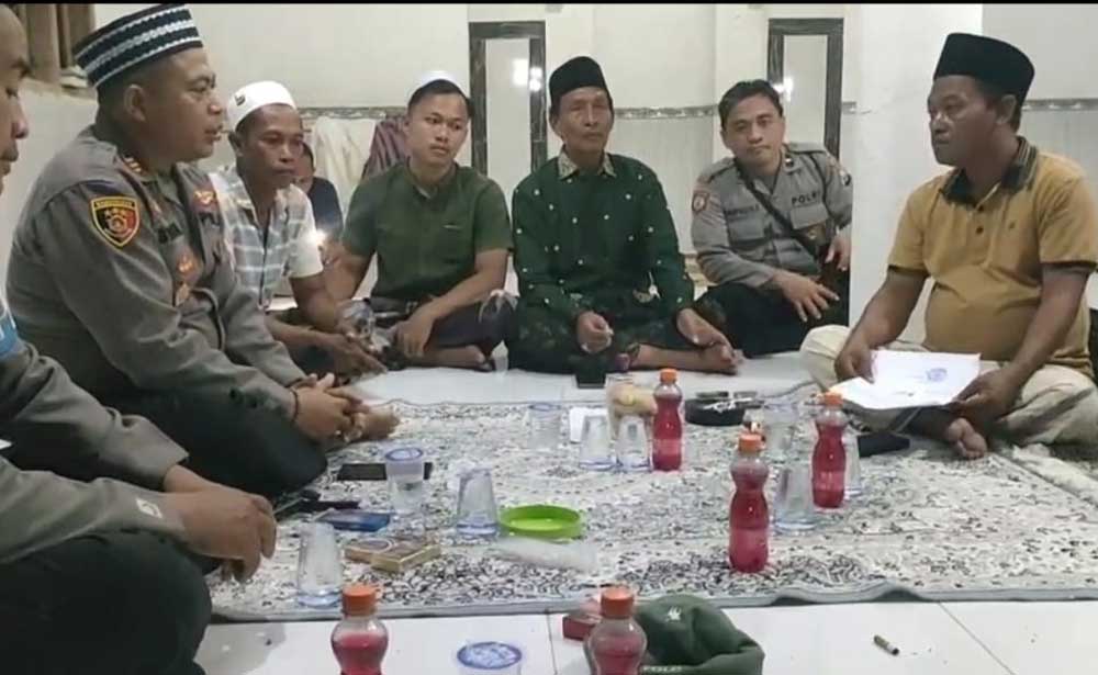 Kapolsek Palengaan AKP Syaiful Bahri saat mendatangi kediaman paman korban.