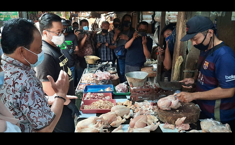 Calon Bupati Kediri Hanindhito Himawan Pramana (berkacamata) didampingi H. Subianto, saat berdialog dengan pedagang daging ayam. foto: MUJI HARJITA/ BANGSAONLINE
