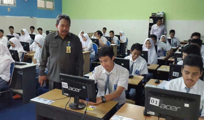 LANCAR: Kepala Diknas Sidoarjo Mustain Baladan saat memantau pelaksanaan UNBK di SMK Krian 1, Selasa (5/4/2016). foto: istimewa