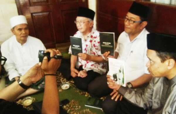 Gus Solah saat menunjukkan buku berjudul Buku Putih tentang Muktamar Hitam. foto: BANGSAONLINE