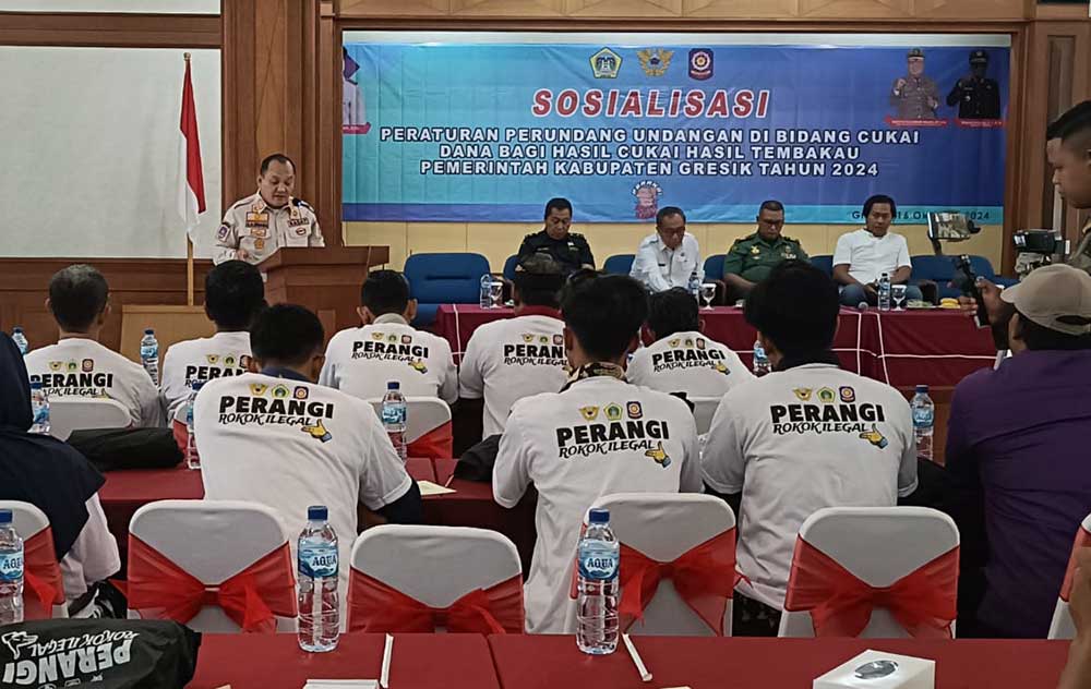 Kepala Satpol PP Gresik Agustin Halomoan Sinaga saat memberikan sambutan. Foto: SYUHUD/ BANGSAONLINE