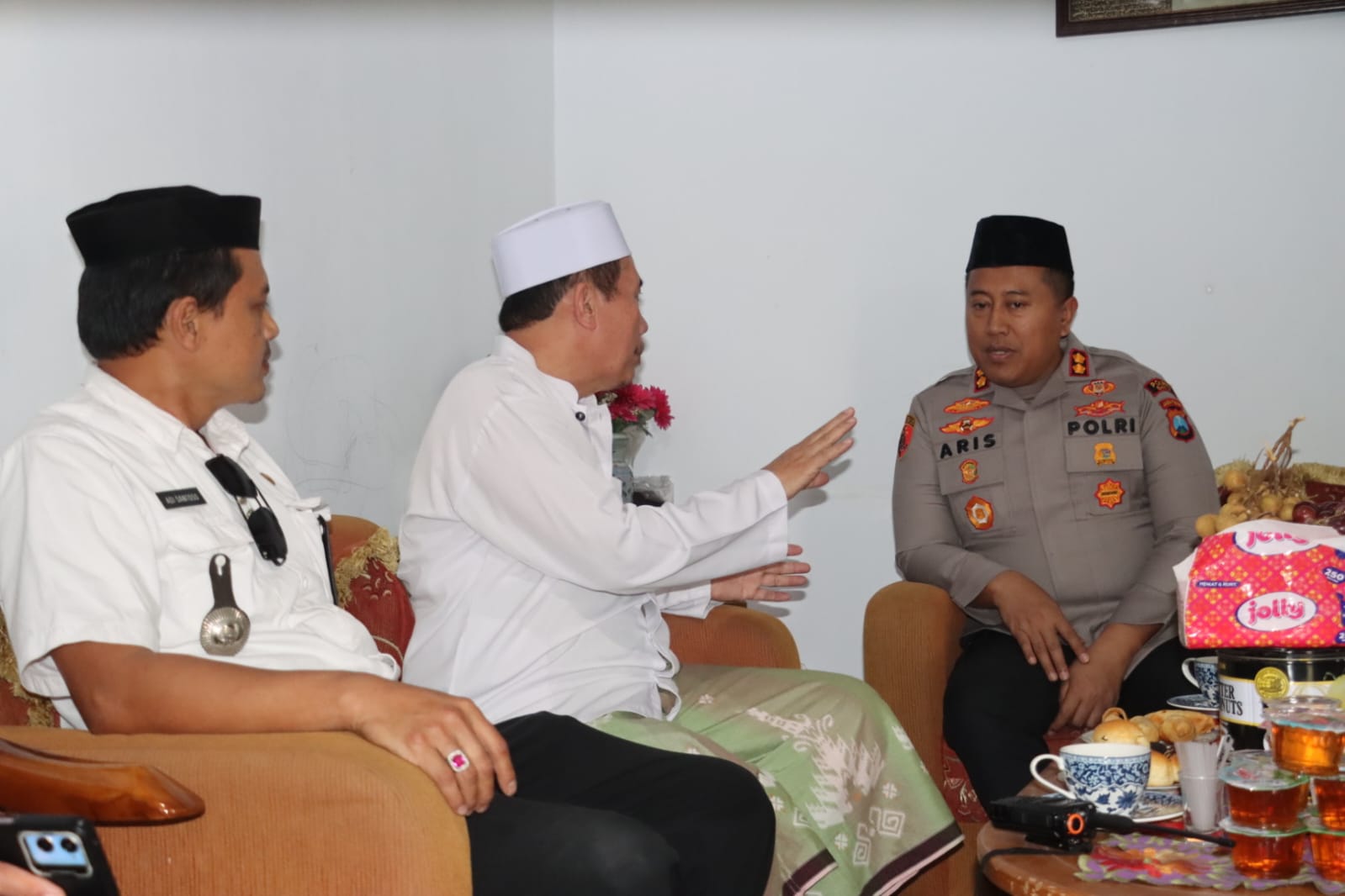 AKBP Aris Purwanto saat bersilaturahmi dengan Ketua MUI Kota Batu