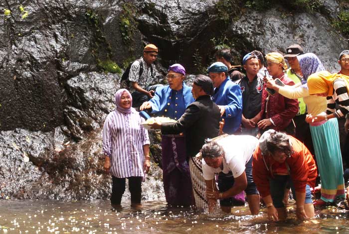 Wakil Bupati Nganjuk KH Abdul Wacid Badrus, bersama Ketua DPRD dan Forpimda saat menabur bunga di kolam air terjun sedudo.