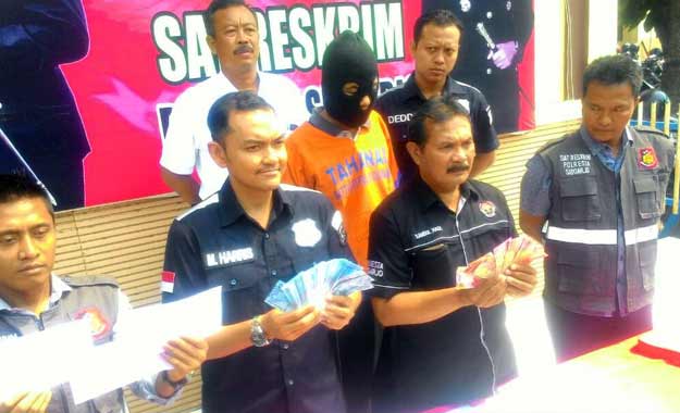 Petugas menunjukkan barang bukti.