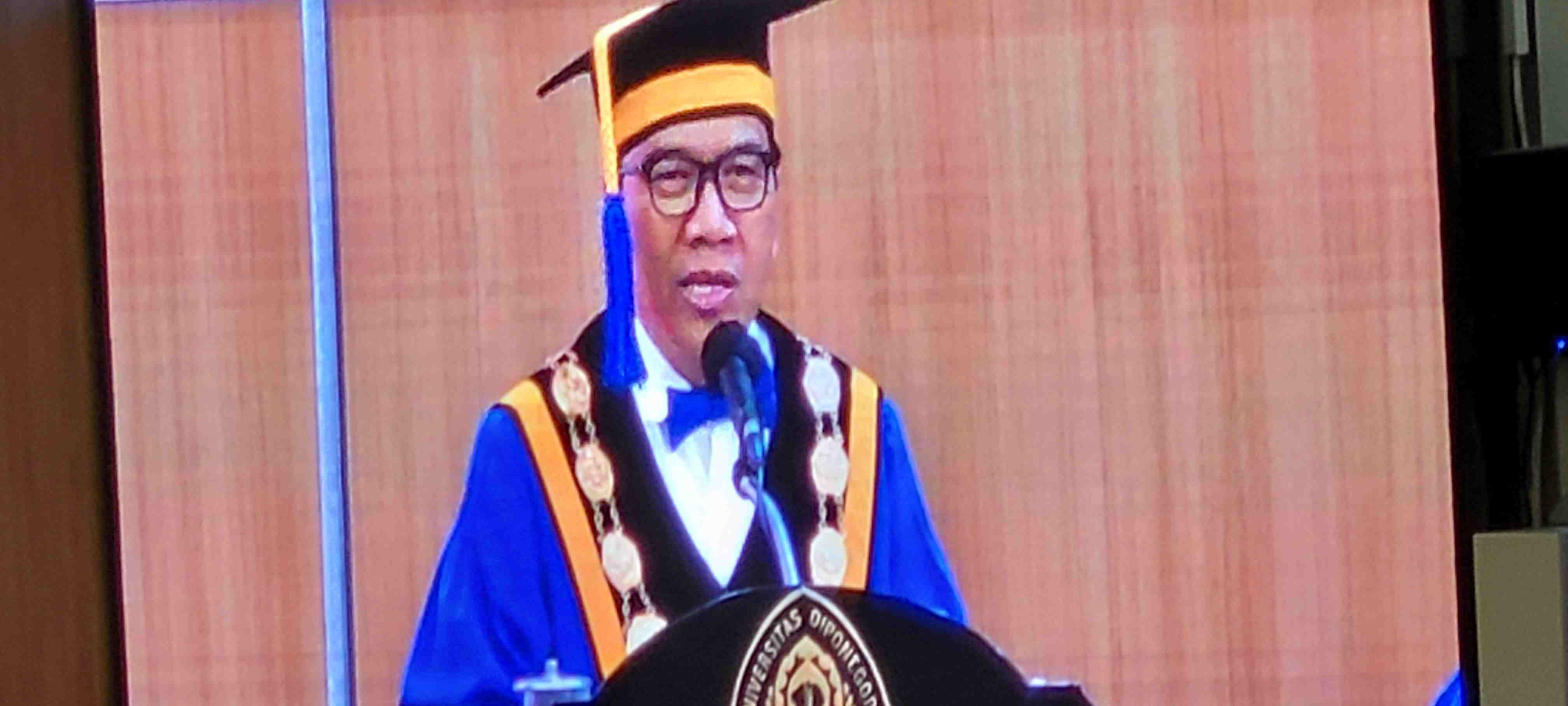 Rektor Undip Baca Salawat Dan Doa Tiap Tandatangani Ijazah Mahasiswa ...