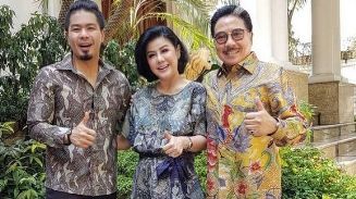 DARI KIRI: Bambang Reguna Bukit (Bams), Desiree Tarigan, dan Hotma Sitompul ketika masih akur sebagai suami istri. Foto: instagram  