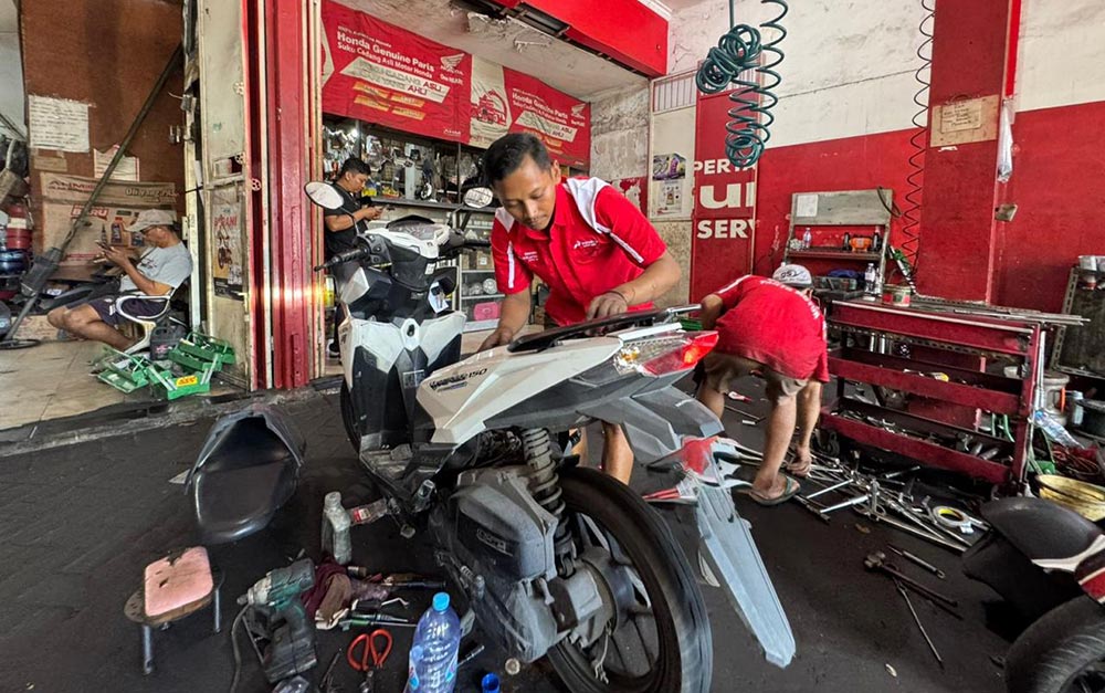 Mekanik salah satu bengkel di Bojonegoro yang menjadi mitra Pertamina saat mengecek kendaraan yang mengalami brebet usai mengisi BBM jenis Pertalite.