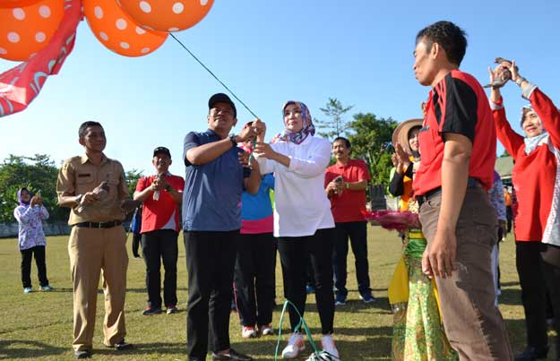 Bupati Nganjuk Drs H Taufiqurrahman saat melepas balon udara didampingi Bunda Ita selaku Ketua PAUD, sebagai tanda dibukanya peringatan gebyar senam dan tari. foto: BAMBANG DJ/ BANGSAONLINE