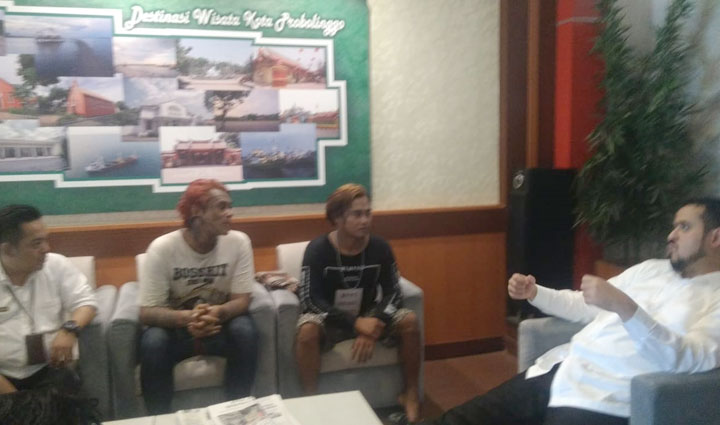 Wali Kota Probolinggo Habib Hadi Zainal Abidin saat bertemu dengan dua anak jalanan (anjal) yang selama ini tinggal di Pasar Gotong Royong.