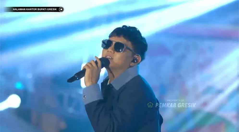 Denny Caknan saat konser di kantor Bupati Gresik. (Ist)