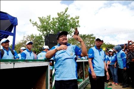 Gubernur Soekarwo saat melepas merpati, saat Pencanangan Puncak Peringatan Hari Lingkungan Hidup Sedunia Provinsi Jawa Timur Tahun 2014 di Pantai Kenjeran Surabaya, kemarin (25/6). Foto:nisa/BANGSAONLINE