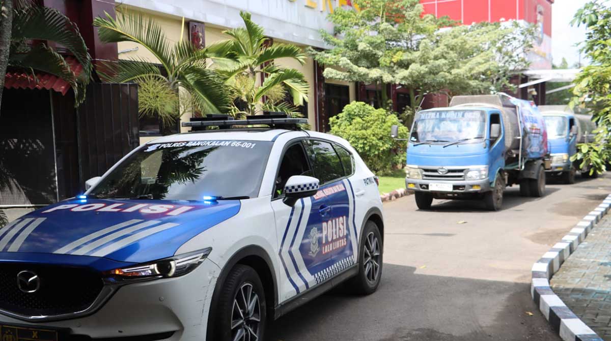 Penyaluran air bersih yang dilakukan Polres Bangkalan dalam rangka menyambut Hari Bhayangkara ke-80.
