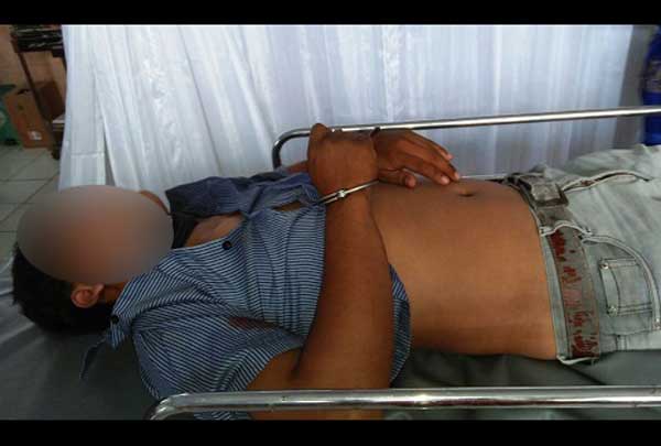 Kondisi pelaku jambret saat berada di puskesmas setelah dihadiahi bogem mentah oleh warga.