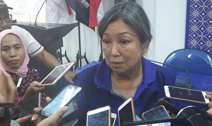 Ketua DPW Partai NasDem Jawa Timur, Sri Sajekti Sudjunadi saat diwawancarai wartawan. foto: DIDI ROSADI/ BANGSAONLINE