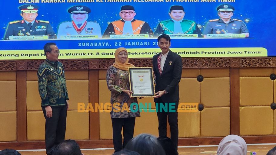 Gubernur Khofifah saat menerima paiagam rekor MURI