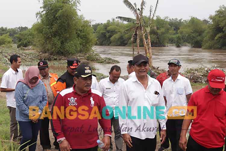 Plt Bupati Nganjuk, Marhaen Djumadi didampingi Kepala BPBD Nganjuk Abdul Wakid, Camat Ngronggot, Kapolsek, Danramil, Kades Banjaranyar saat pemantauan di bibir sungai Brantas, Rabu (19/10/2022). Foto: Bambang DJ/BANGSAONLINE.com