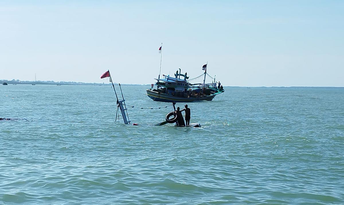 KM. Darussalam Kapal yang tenggelam di Dermaga Branta Pesisir, Kabupaten Pamekasan, hanya terlihat bagian atasnya.
