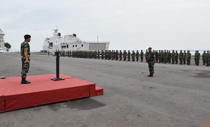 Kasgartap III/Surabaya, Brigjen TNI (Mar) Purwadi saat memimpin upacara pemberangkatan Satgas Yonzipur 5/ABW ke Lombok, NTB.