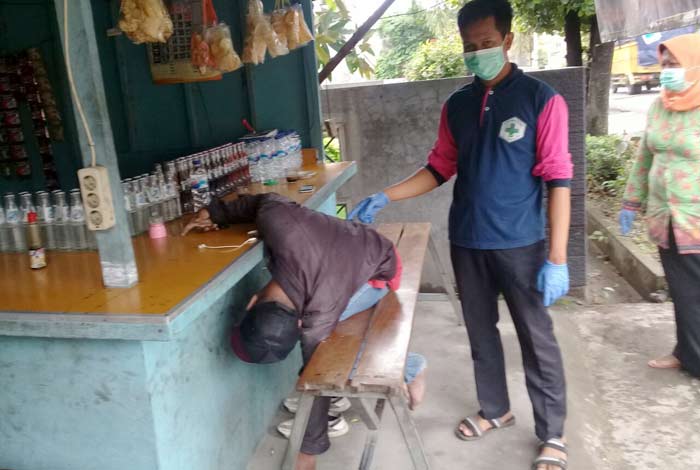 Petugas saat mengidentifikasi korban. foto: ist