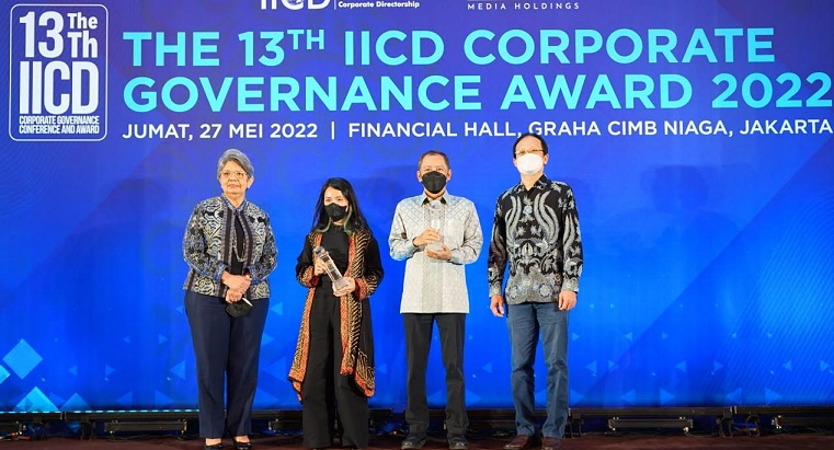 Direktur SDM dan Umum SIG, Agung Wiharto (ketiga dari kiri) menerima penghargaan kategori Best Right of Shareholders pada ajang The 13th Corporate Governance Award 2022 di Graha CIMB Niaga, Jakarta, Jumat (27/5/2022). foto: ist.
