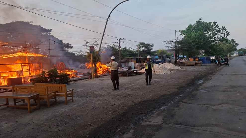 Dua bangunan kafe di Jalan Kapten Darmo Sugondo No. 18, Desa Tenggulunan, Kebomas, Gresik saat dilalap si jago merah. (Ist)