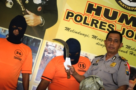 ?

Dua bajing loncat yang diamankan dan barang bukti. Foto:muhammad syafii/BANGSAONLINE