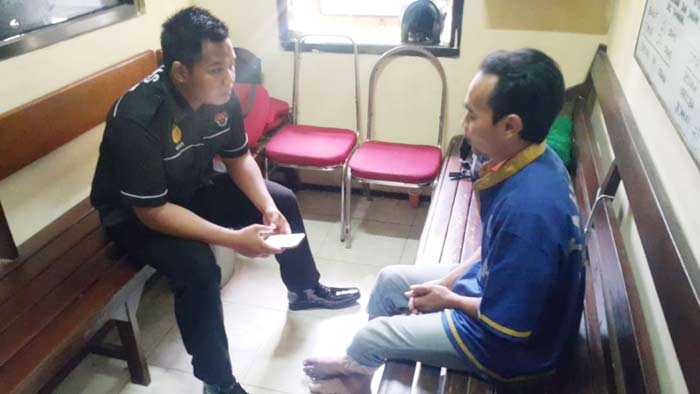 Pelaku saat dimintai keterangan oleh petugas di Mako Polres Pasuruan.