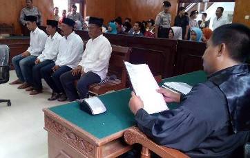 Sidang carok massal di PN Pamekasan mendapat pengamanan ketat. (foto: rizal/BANGSAONLINE)