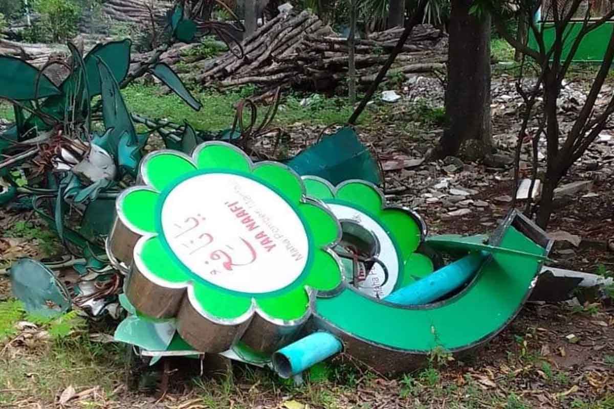 Salah satu lampu akrilik berlafal Asmaul Husna dan tagline ‘Tuban Bumi Wali Spirit Of Harmony’ yang diturunkan.