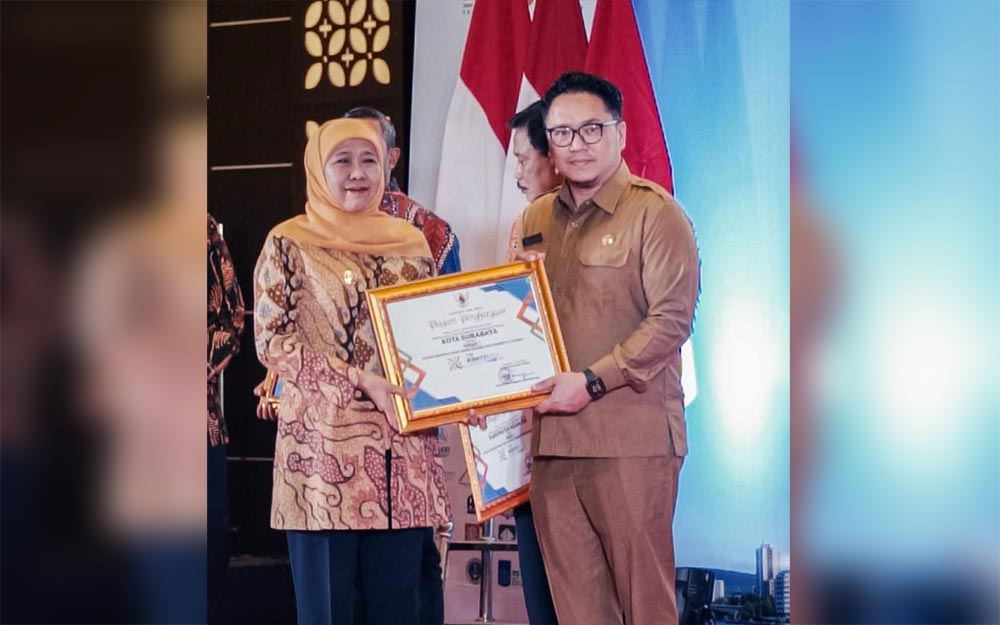 Gubernur Jawa Timur Khofifah Indar Parawansa menyerahkan penghargaan kepada Kepala DPRKPP Kota Surabaya Iman Kristian Maharhandono. Foto: Hms