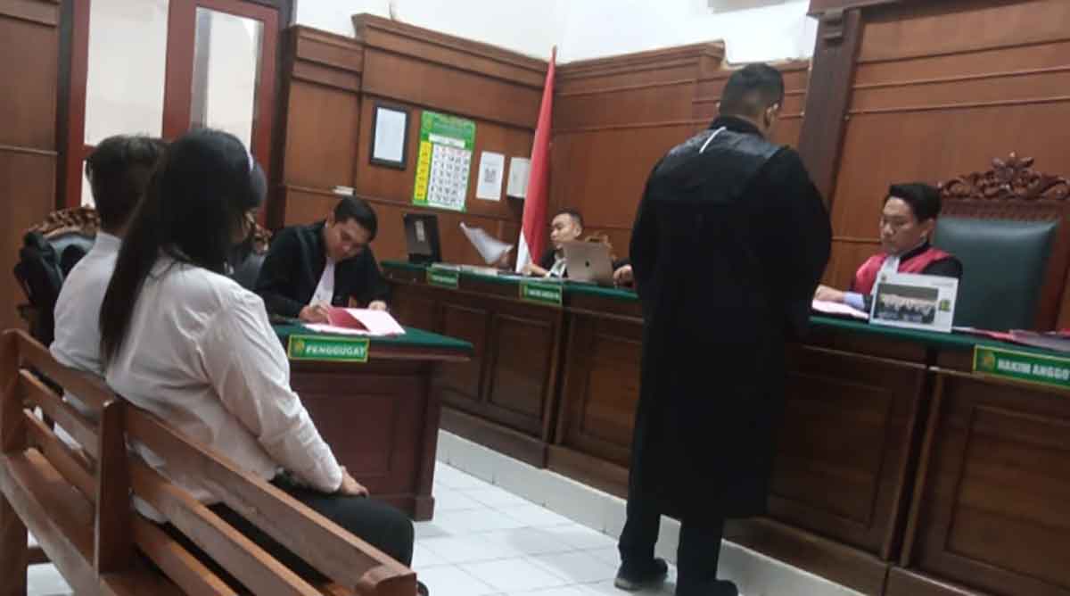 Handy Soenaryo dan Jan Hwan Diana saat mengikuti sidang di PN Surabaya.