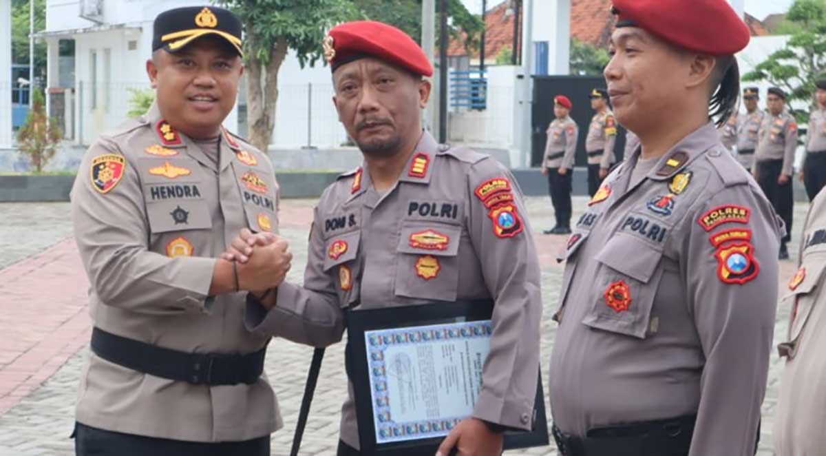 Kapolres Pamekasan, AKBP Hendra Eko Triyulianto, saat menyerahkan penghargaan untuk personel berprestasi dalam mengungkap kasus jambret maut yang sempat menggegerkan warga Desa Plakpak, Kecamatan Pegantenan.