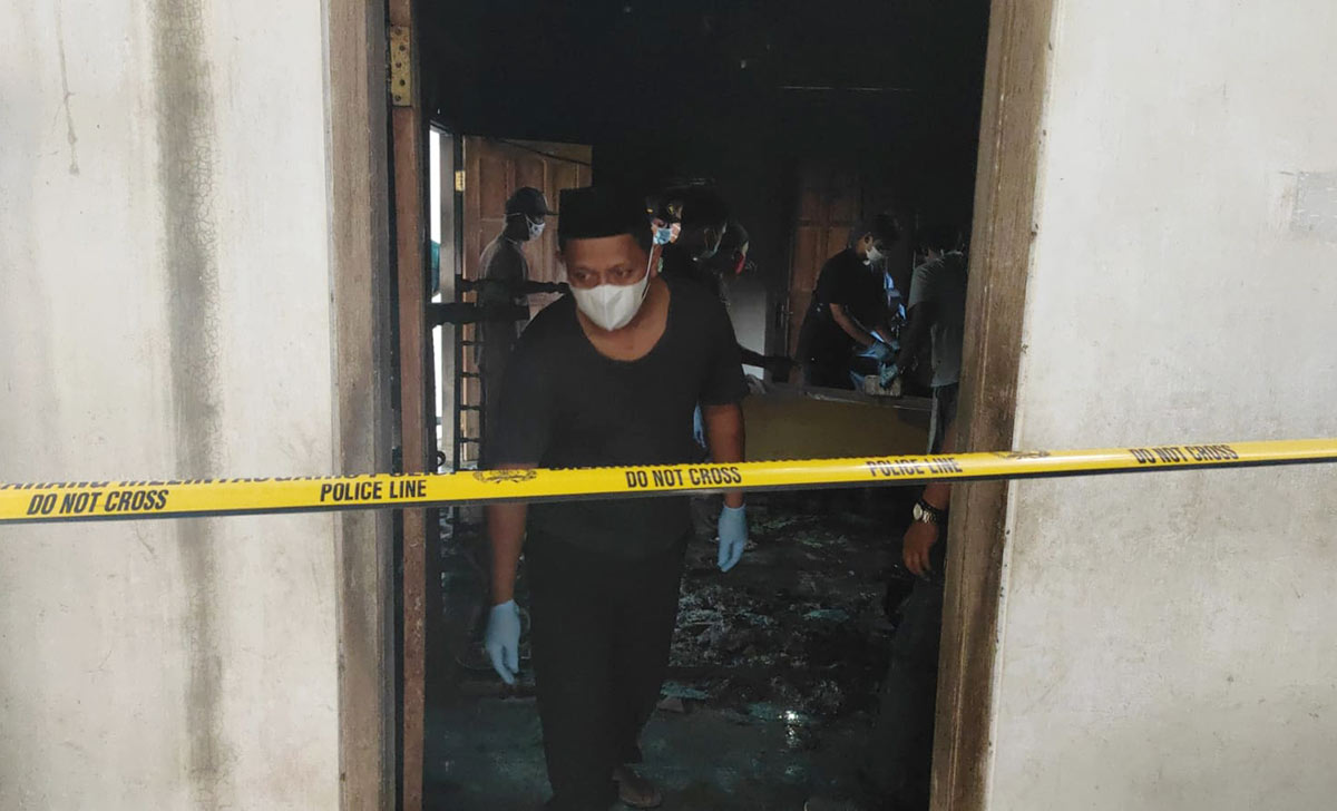 Polisi melakukan olah TKP di lokasi kebakaran.