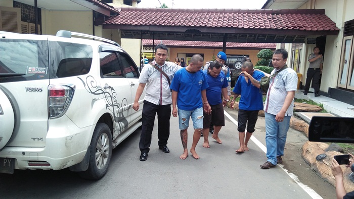 Pelaku saat digelandang petugas di Mapolres Blitar, Kamis (25/1).