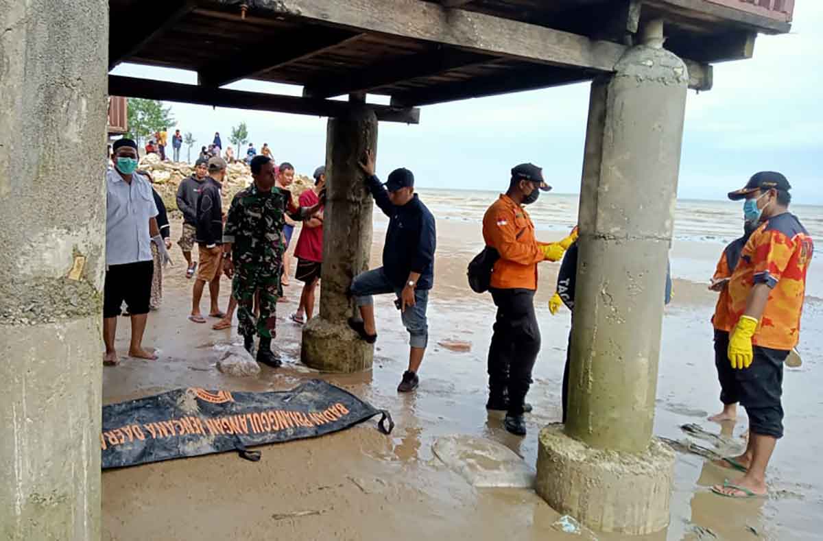 Tim BPBD Tuban yang mengevakuasi mayat tanpa identitas di pantai utara Desa Gesikharjo, Kecamatan Palang, Kabupaten Tuban, Rabu (15/2/2023).