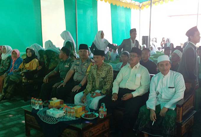 Ketua PCNU Bangkalan, Kapolres, Pengasuh PP. Darul Hikmah KH. Bustami dan Danramil Burneh.