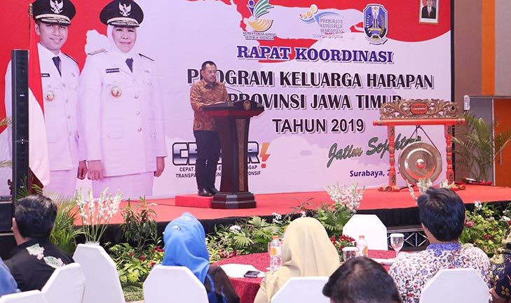 Sekda Prov Jatim Heru Tjahjono memberikan sambutan sekaligus membuka acara Rapat Koordinasi Program Keluarga Harapan di Hotel Harris Surabaya.