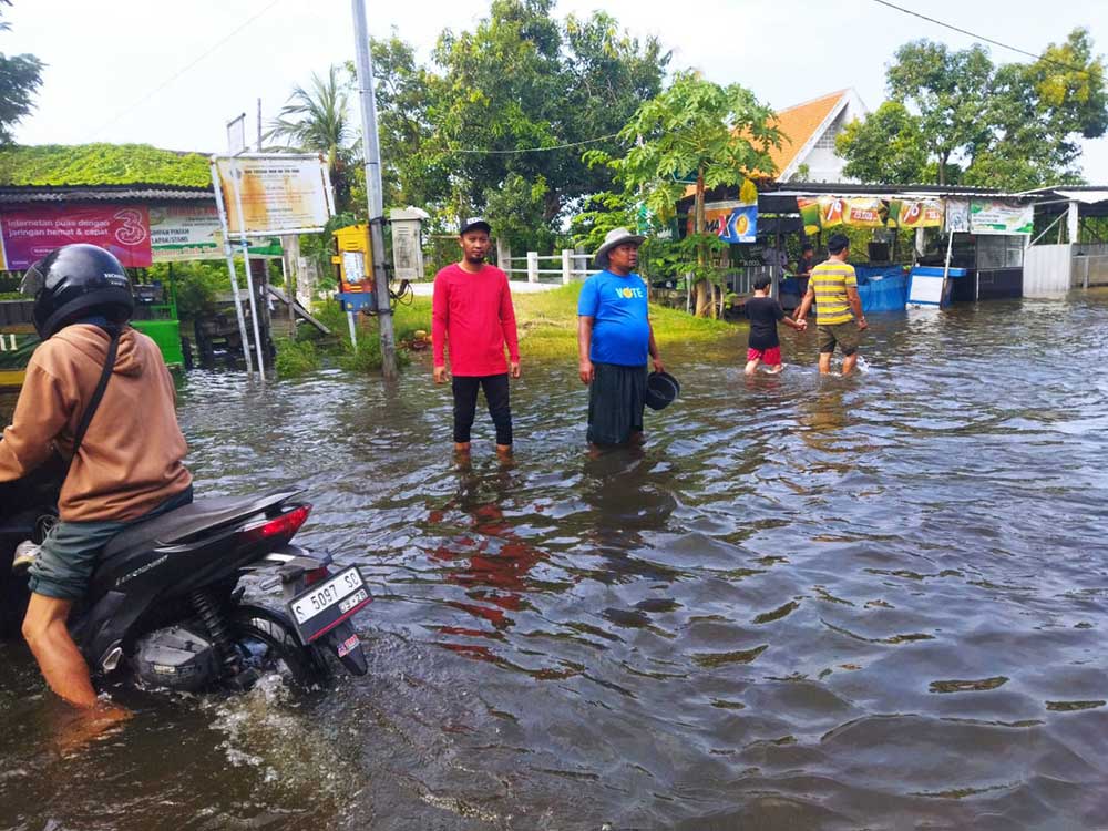 Kondisi Jalan Raya Morowudi, Kecamatan Cerme, Gresik yang masih terendam luapan Kali Lamong. Foto: Ist.