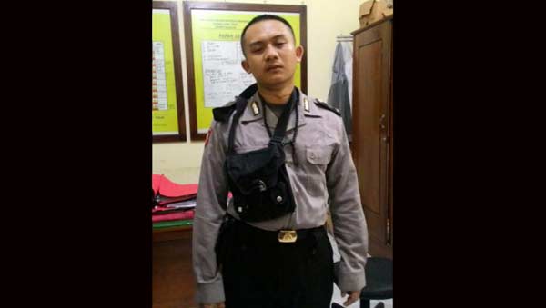 GADUNGAN: Choirum Anam yang mengaku-ngaku sebagai polisi dan kini diamankan di Mapolres Nganjuk. foto: soewandito/ BANGSAONLINE