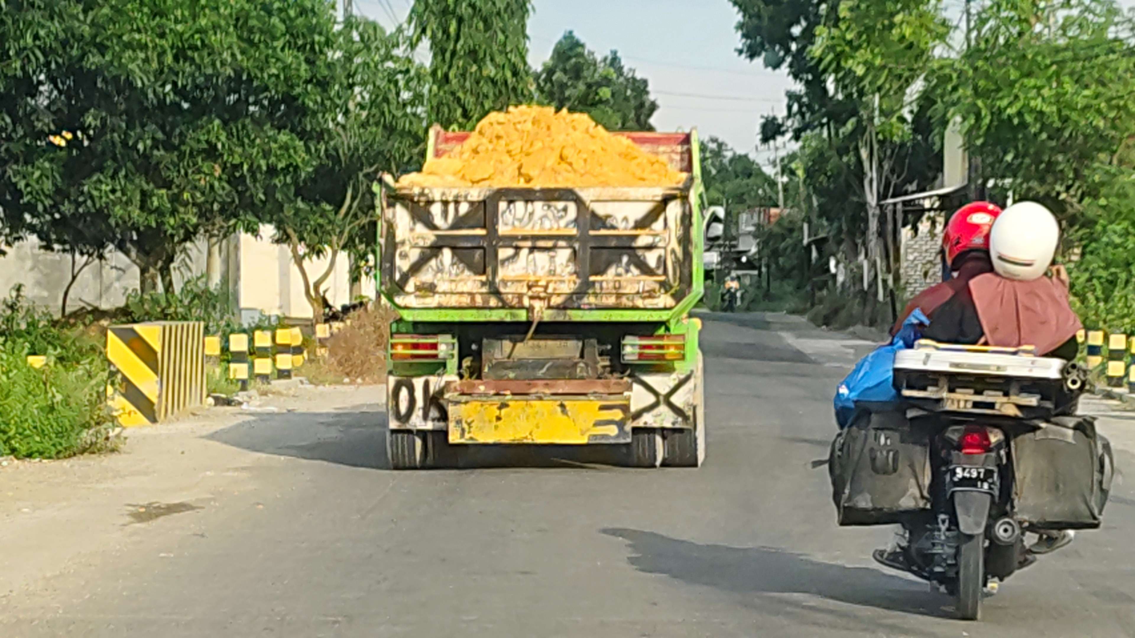 Truk muatan batu yang melintas di jalanan Kabupaten Sampang. (Dok. RRI)
