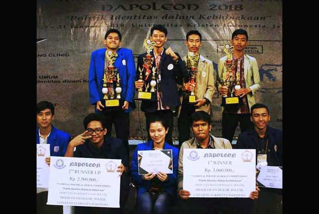 Abidzar Roeri Bahrelvi, Amanda Jorshy (LO (Liaison officer) dari UKI, Muhammad Risyad Fahlefi, dan I Gusti Ngurah Dicky Harvana sesaat setelah menerima trofi dan sertifikat runner-up dalam National Debate Political Competition di Universitas Kristen Indonesia (UKI) pada 29–31 Januari lalu. (foto: Istimewa)