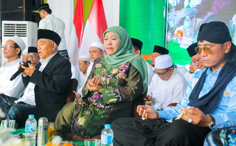 Gubernur Jawa Timur Khofifah Indar Parawansa bersama KH Asep Saifuddin Chalim, Gus Miftah, dan Owner PT Bawang Mas Group Khairul Umam saat shalawat bersama.
