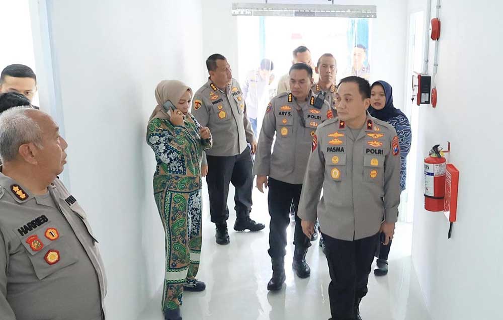 Wakapolda Jatim Brigjen Pol Brigjenpol Pasma Royce (kanan) saat melihat kesiapan SPPG Polda Jatim.
