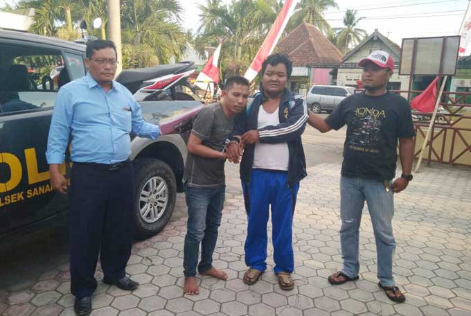 Nur Wasis dan Suto saat dibawa ke Polsek Sanankulon. foto: AKINA/ BANGSAONLINE