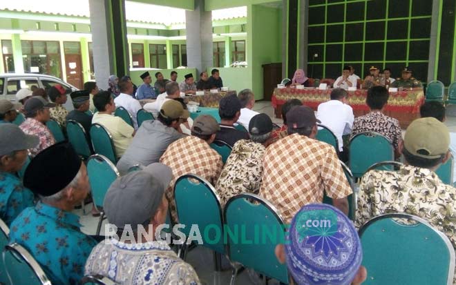 Suasana hearing antara warga Desa Rahayu dengan komisi C DPRD Tuban di kantor Kecamatan Soko. foto: SUWANDI/ BANGSAONLINE